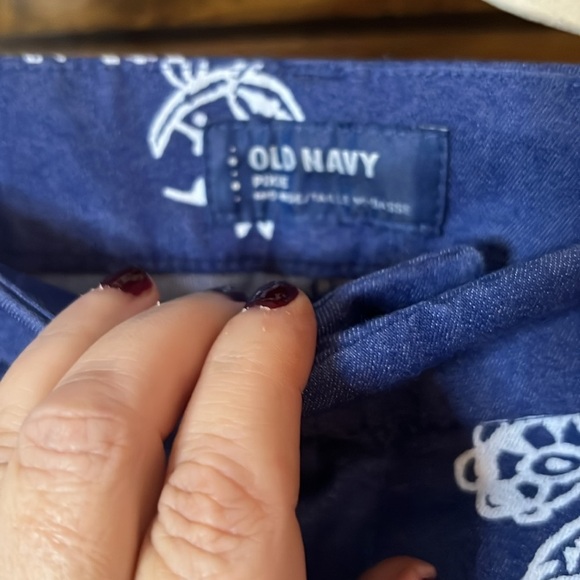 OLD NAVY Denim Blue/White Floral Pattern Mid Rise Pixie Pants, Size 6, EUC. - Picture 3 of 7